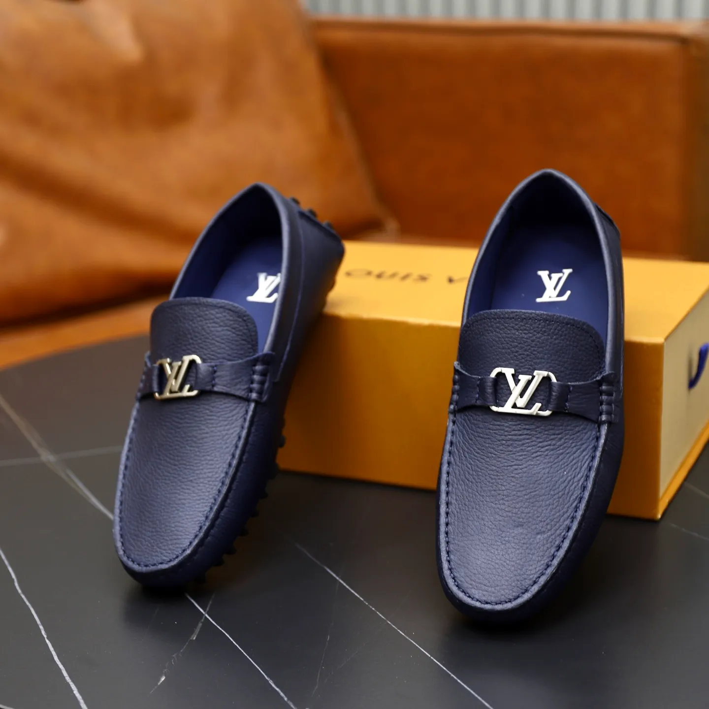 Ex-factory price: 480💰【LV】Louis Vuitton ⚠️High-end men’s driving and pedal series ⚠️38-44 (customized for 45) ⚠️All original cowhide leather! Thick and soft! Made entirely of calfskin lining! The latest non-slip beanie sole! Three-dimensional package technology! Fashionable and classic! Handicrafts! Original high quality! Feel free to compare!